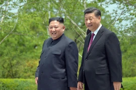 Chủ tịch Trung Quốc Tập Cận Bình (phải) và nhà lãnh đạo Triều Tiên Kim Jong Un trong cuộc gặp ở Bình Nhưỡng, ngày 21/6/2019. (Ảnh: AFP/TTXVN)