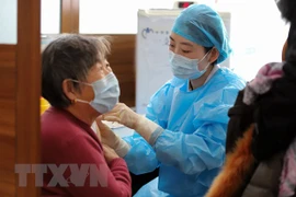 Nhân viên y tế tiêm vaccine phòng COVID-19 cho người dân tại tỉnh Sơn Đông, Trung Quốc. (Ảnh: AFP/TTXVN)