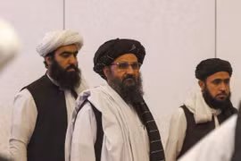 Thủ lĩnh Taliban Mullah Abdul Ghani Baradar(giữa). (Nguồn: AFP) 