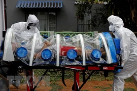 Chuyển bệnh nhân nhiễm COVID-19 tới bệnh viện ở Pretoria, Nam Phi. (Ảnh: AFP/TTXVN) 