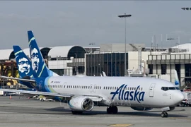 Máy bay của Hãng hàng không Alaska Airlines tại sân bay quốc tế Los Angeles, bang California, Mỹ ngày 11/1/2023. (Ảnh (tư liệu): AFP/TTXVN)