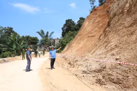 Phó Chủ tịch UBND tỉnh Lạng Sơn Đoàn Thanh Sơn kiểm tra vùng có nguy cơ ngập úng tại thị trấn Na Sầm, huyện Văn Lãng. (Ảnh: Anh Tuấn/TTXVN) 