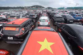 Các xe đã xếp vào vị trí xếp hình theo đăng ký. (Ảnh: Minh Quyết/TTXVN) 