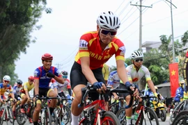 Các vận động viên xuất phát khởi tranh chặng 1 giải Giải đua xe đạp Nam Kỳ Khởi Nghĩa. (Ảnh: Thanh Vũ/TTXVN)