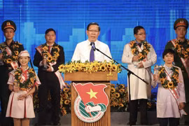 Ủy viên Trung ương Đảng, Phó Bí thư Thường trực Thành ủy, Chủ tịch Ủy ban nhân dân Thành phố Hồ Chí Minh Phan Văn Mãi phát biểu tại lễ tuyên dương. (Ảnh: Hồng Giang/TTXVN)