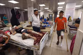 Bệnh nhân được điều trị tại một bệnh viện ở Dải Gaza ngày 24/4/2024. (Ảnh: AFP/TTXVN)