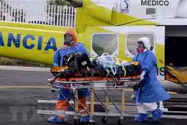 Nhân viên y tế chuyển bệnh nhân mắc COVID-19 tại Mexico. (Ảnh: AFP/TTXVN)