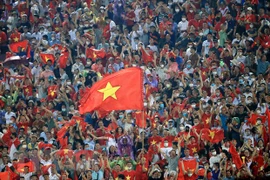 Bầu không khí cuồng nhiệt trên sân vận động Việt Trì. (Ảnh: Trung Kiên/TTXVN)
