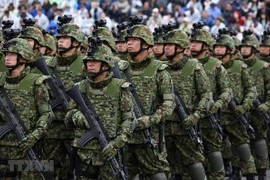 Binh sỹ thuộc lực lượng phòng vệ Nhật Bản trong cuộc duyệt binh tại Asaka, tỉnh Saitama, Nhật Bản. (Ảnh: AFP/TTXVN) 