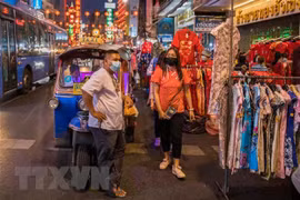 Người dân đeo khẩu trang phòng lây nhiễm COVID-19 tại Bangkok, Thái Lan, ngày 11/2/2021. (Nguồn: THX/TTXVN) 