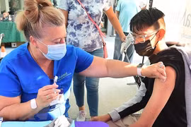 Tiêm vaccine ngừa COVID-19 cho người dân tại Los Angeles, bang California, Mỹ. (Ảnh: AFP/TTXVN
