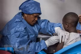 Nhân viên y tế thuộc Tổ chức Bác sỹ không biên giới (MSF) tiêm chủng vắcxin mới ngừa virus Ebola cho người dân tại Bắc Kivu, Cộng hòa Dân chủ Congo, ngày 14/11/2019. (Ảnh: AFP/TTXVN) 