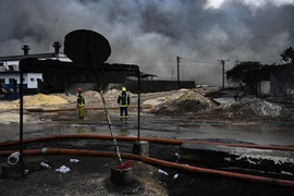Hiện trường vụ cháy kho chứa nhiên liệu lớn nhất Cuba trên Vịnh Matanzas, ngày 9/8/2022. (Ảnh: AFP/TTXVN)