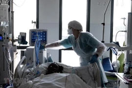 Nhân viên y tế điều trị cho bệnh nhân COVID-19 tại một bệnh viện ở Ấn Độ. (Ảnh: AFP/TTXVN)