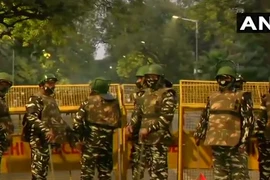 Quân đội Ấn Độ bảo vệ hiện trường vụ nổ. (Nguồn: ANI) 