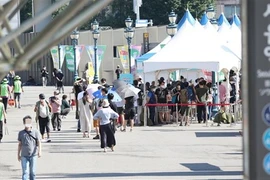 Người dân xếp hàng chờ xét nghiệm COVID-19 tại Seoul, Hàn Quốc. (Ảnh: Yonhap/TTXVN)