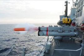 Tàu khu trục ROKS DDH-981 Choi Young của Hàn Quốc phóng ngư lôi chống tàu ngầm trong cuộc tập trận với hải quân Mỹ trên Biển Nhật Bản.( Ảnh tư liệu: AFP/TTXVN)