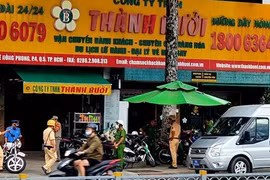 Công an kiểm tra trụ sở Công ty Thành Bưởi. (Ảnh: Thành Chung/TTXVN) 