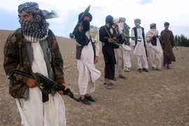 Các tay súng và phiến quân Taliban trên một ngọn đồi tại Maydan Shahr thuộc tỉnh Wardak, Afghanistan. (Ảnh: AFP/TTXVN) 