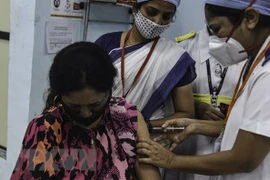 Nhân viên y tế tiêm vaccine phòng COVID-19 cho người dân tại Mumbai, Ấn Độ. (Ảnh: THX/TTXVN)