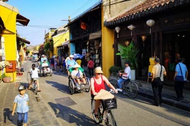 Du khách quốc tế tham quan Phố cổ Hội An. (Ảnh: Thanh Tùng/TTXVN) 