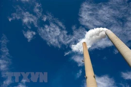 Khí thải phát ra từ một nhà máy điện than ở bang Tây Virginia, Mỹ. (Ảnh: AFP/TTXVN) 