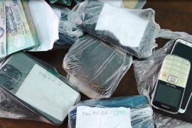 Tang vật vụ đánh bạc bị công an thu giữ tại hiện trường.( Ảnh: TTXVN phát)