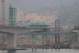 Cầu Hòa Bình 2 đang thi công. (Ảnh: Thanh Hải - TTXVN)