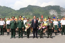 Phó Chủ tịch Quốc hội Trần Quang Phương, Đại tướng Phan Văn Giang cùng các nghệ sỹ, diễn viên, vận động viên các nước tại lễ bế mạc. (Ảnh: Trọng Đức/TTXVN) 