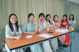 Sinh viên Khoa Sư phạm trường Đại học Thái Nguyên, phân hiệu Lào Cai, tham gia giảng dạy lớp tiếng Việt đầu tiên. (Ảnh: TTXVN phát)