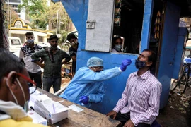 Nhân viên y tế lấy mẫu xét nghiệm COVID-19 cho người dân tại Mumbai, Ấn Độ, ngày 18/3/2021. (Ảnh: THX/TTXVN) 