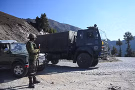 Binh sỹ Ấn Độ được triển khai gần Ranh giới kiểm soát ở huyện Kupwara thuộc Jammu-Kashmir, ngày 14/10/2020. (Ảnh: AFP/TTXVN) 