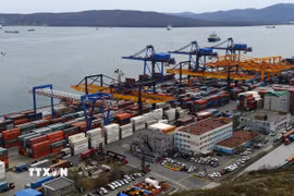 Cảng hàng hóa Vladivostok ở vùng Viễn Đông của Nga. (Ảnh: AFP/TTXVN)