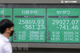 Bảng chỉ số chứng khoán tại Tokyo, Nhật Bản. (Ảnh: Kyodo/TTXVN) 