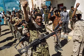 Các tay súng Houthi mới được tuyển dụng tại Sanaa, Yemen. (Ảnh: AFP/TTXVN) 