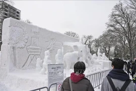 Khách tham quan chiêm ngưỡng các tác phẩm điêu khắc bằng băng tuyết tại Lễ hội Sapporo ở tỉnh Hokkaido, miền Bắc Nhật Bản ngày 4/2/2024. (Ảnh: Kyodo/TTXVN)