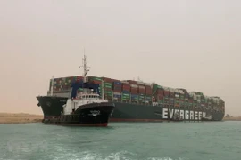 Siêu tàu chở hàng Ever Given bị mắc cạn tại Kênh đào Suez, Ai Cập, ngày 24/3/2021. (Ảnh: THX/TTXVN) 