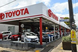 Các mẫu xe ôtô mới của hãng Toyota trưng bày tại một cửa hàng ở Sydney, Australia. (Ảnh: AFP/TTXVN) 