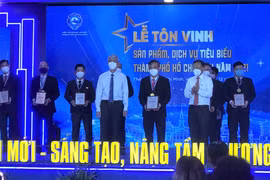 Đại diện các doanh nghiệp nhận Chứng nhận sản phẩm, dịch vụ tiêu biểu TP. Hồ Chí Minh năm 2021. (Ảnh: Xuân Anh/TTXVN)
