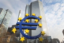 Biểu tượng đồng euro tại Frankfurt, Đức. (Ảnh: AFP/TTXVN) 