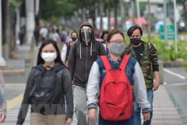 Người dân đeo khẩu trang phòng dịch COVID-19 tại Jakarta, Indonesia, ngày 4/2/2022. (Ảnh: THX/TTXVN) 