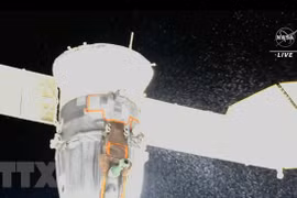 Hình ảnh do NASA công bố ngày 15/12/2022 cho thấy chất làm mát rò rỉ từ tàu vũ trụ Soyuz MS-22. (Ảnh: AFP/TTXVN) 