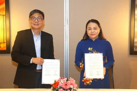 Lãnh đạo Ủy ban Trung ương Mặt trận Tổ quốc Việt Nam ký Biên bản ghi nhớ (MOU) Chương trình trao đổi với Hiệp hội Nhân dân (PA) Singapore. (Ảnh: Tất Đạt/TTXVN) 