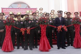 Các đại biểu Việt Nam và Lào cắt băng khánh thành. (Ảnh: TTXVN phát)