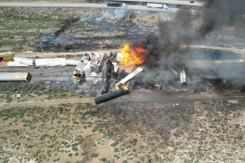 Tàu chở nhiên liệu bốc cháy ở bang New Mexico. (Nguồn: CBS)