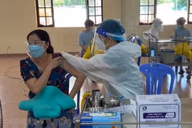 Tiêm vaccine phòng COVID-19 cho người dân Bà Rịa-Vũng Tàu. (Ảnh: TTXVN phát) 