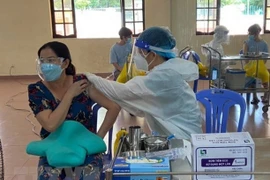 Tiêm vaccine phòng COVID-19 cho người dân Bà Rịa-Vũng Tàu. (Ảnh: TTXVN phát)