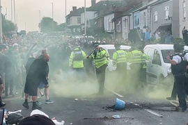 Cảnh sát được triển khai giữ trật tự trong biểu tình bạo lực bùng phát sau vụ đâm dao ở Southport, Anh, ngày 30/7/2024. (Ảnh: Sky News/TTXVN)