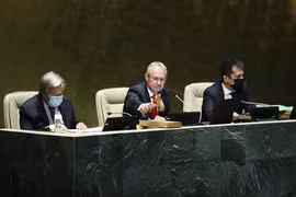 Tổng Thư ký LHQ Antonio Guterres (trái), tân Chủ tịch Csaba Korosi (thứ 2, trái) chủ trì khóa họp lần thứ 77 Đại hội đồng LHQ ở New York, Mỹ ngày 13/9/2022. (Ảnh: THX/TTXVN)