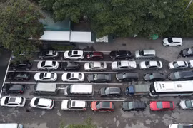 Ôtô phải xếp hàng từ 3 tới 4 xe kéo dài từ trong trung tâm tới ngoài đường Lê Quang Đạo. (Ảnh: Huy Hùng/TTXVN) 